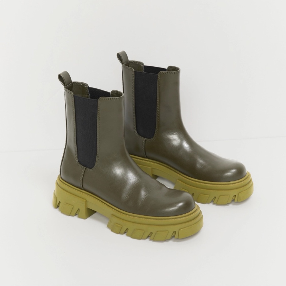 New in Box Oak + Fort Chunky Sole Chelsea Boot in Military Olive size 10